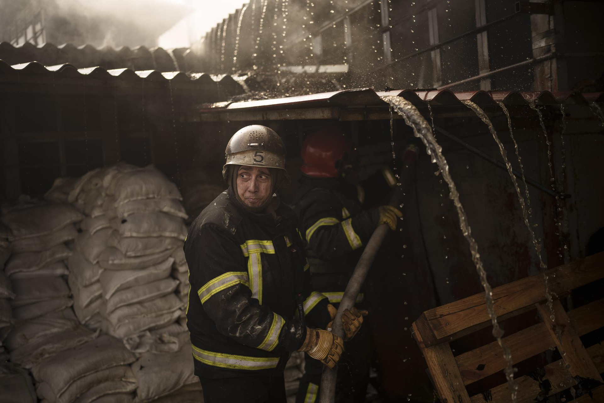 Lính cứu hỏa chiến đấu với ngọn lửa ở Kharkiv, Ukraine. Ảnh: AP.