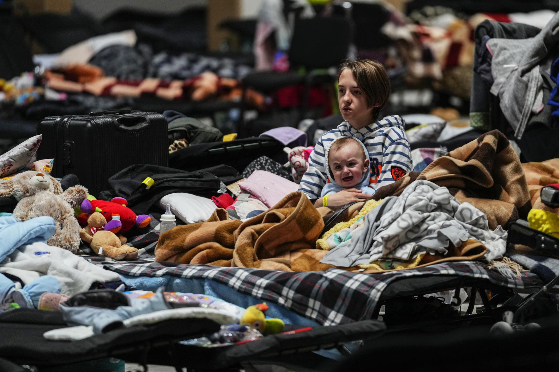 Người dân ngồi trong một trung tâm tị nạn ở Nadarzyn, gần Warsaw, Ba Lan. Ảnh: AP.