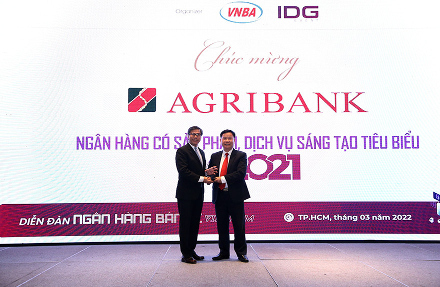 Đại diện Agribank (phải) nhận Giải thưởng “Ngân hàng có sản phẩm, dịch vụ sáng tạo tiêu biểu năm 2021”.