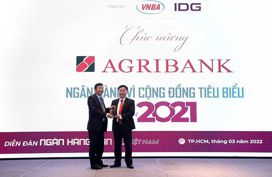 Ông Nguyễn Quốc Hùng (trái) – Tổng Thư ký Hiệp hội Ngân hàng Việt Nam trao tặng Agribank Giải thưởng “Ngân hàng tiêu biểu vì cộng đồng năm 2021”.
