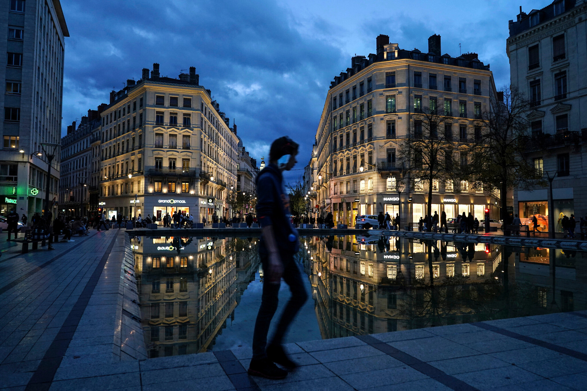 Một người đàn ông đeo khẩu trang đi trên đường phố ở trung tâm Lyon, miền trung nước Pháp thời điểm dịch năm 2020. Ảnh: TOI.