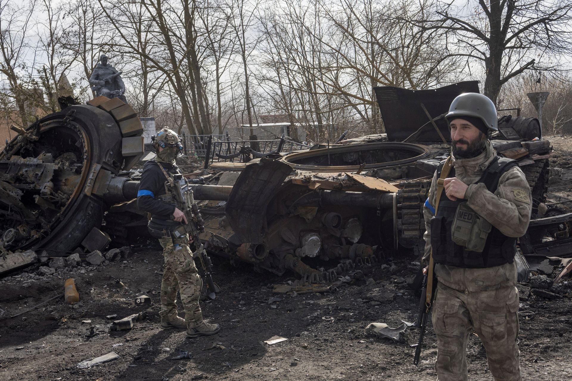 Quân nhân Ukraine tại làng Lukyanivka, ngoại ô thủ đô Kiev, Ukraine. Ảnh: Reuters.