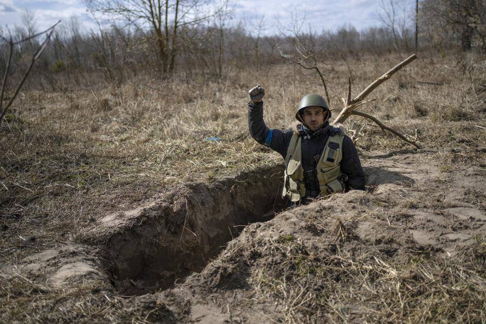 Một người lính bảo vệ lãnh thổ Ukraine tại một rãnh nhỏ ở Kalynivka, ngoại ô thủ đô Kiev, Ukraine. Ảnh: AP.