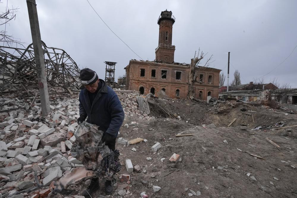 Đống đổ nát ở trung tâm Kharkiv, Ukraine. Ảnh: AP.