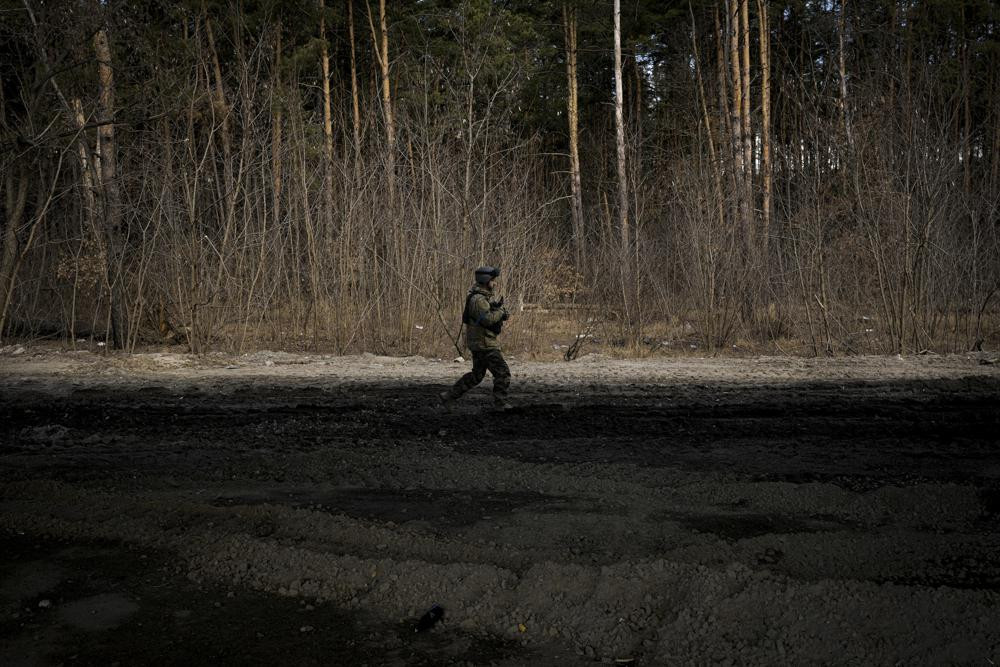 Một quân nhân Ukraine tuần tra trên bìa rừng ở Stoyanka, Ukraine. Ảnh: AP.