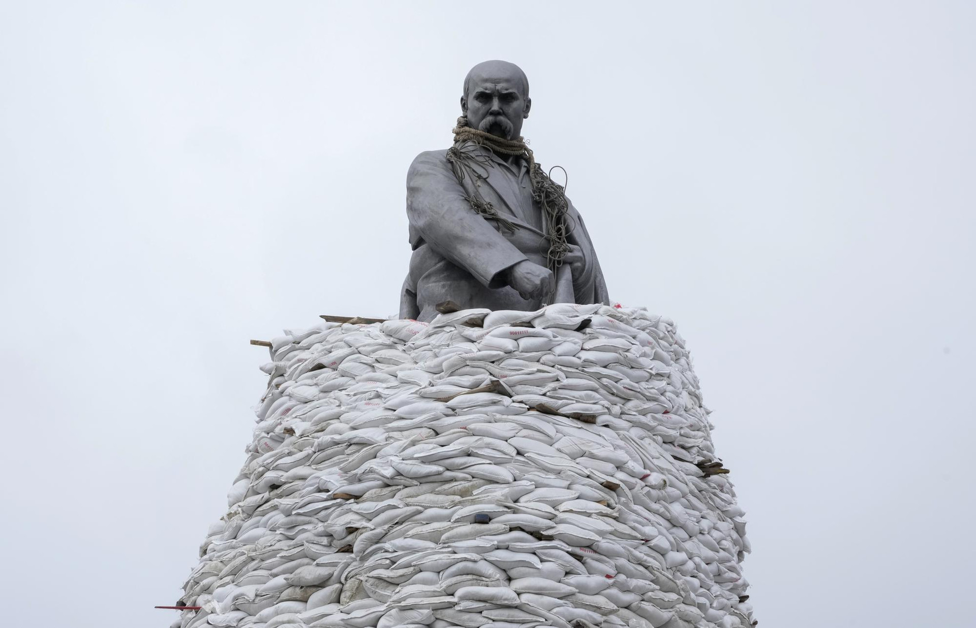 Tượng đài của Taras Shevchenko, nhà thơ Ukraine và là biểu tượng quốc gia, được bao phủ bởi những chiếc túi bảo vệ ở Kharkiv, Ukraine. Ảnh: AP.