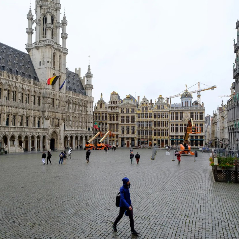 Quảng trường Grand Place gần như trống rỗng ở Brussels, Bỉ. Ảnh: The Guardian.