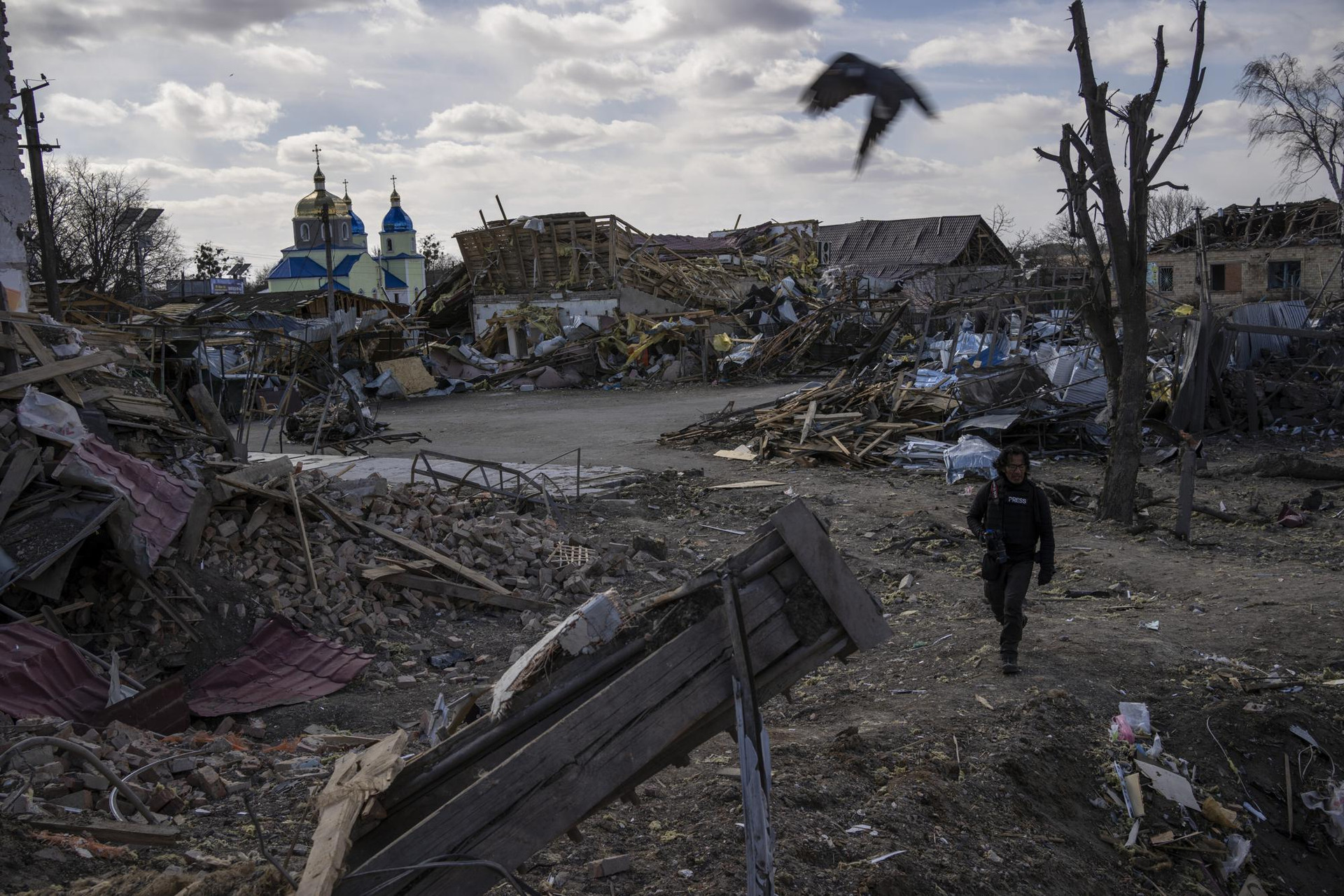 Khung cảnh tan hoang ở Byshiv, ngoại ô thủ đô Kiev, Ukraine. Ảnh: AP.