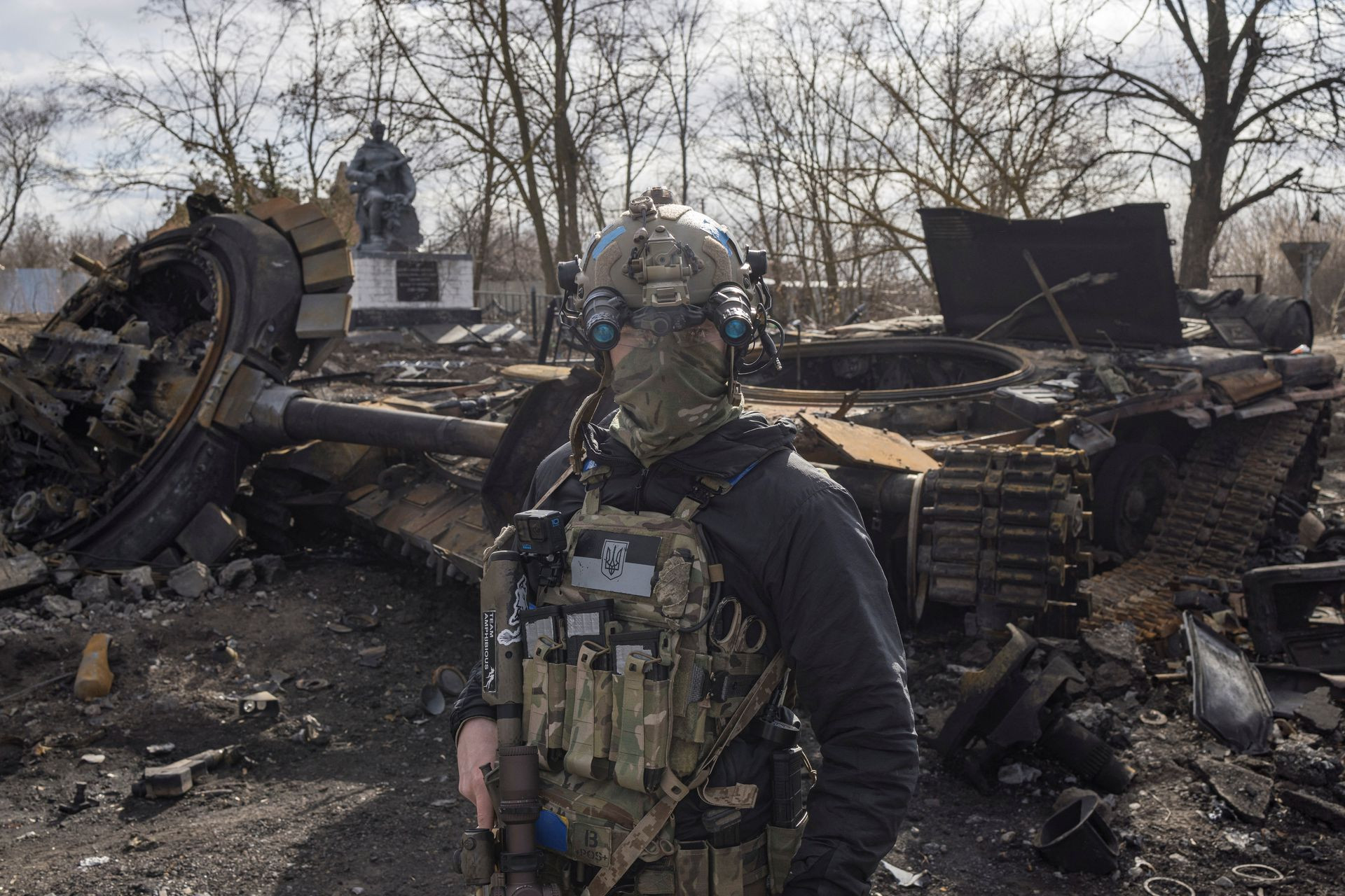 Một quân nhân Ukraine tại làng Lukyanivka, ngoại ô thủ đô Kiev, Ukraine. Ảnh: Reuters.