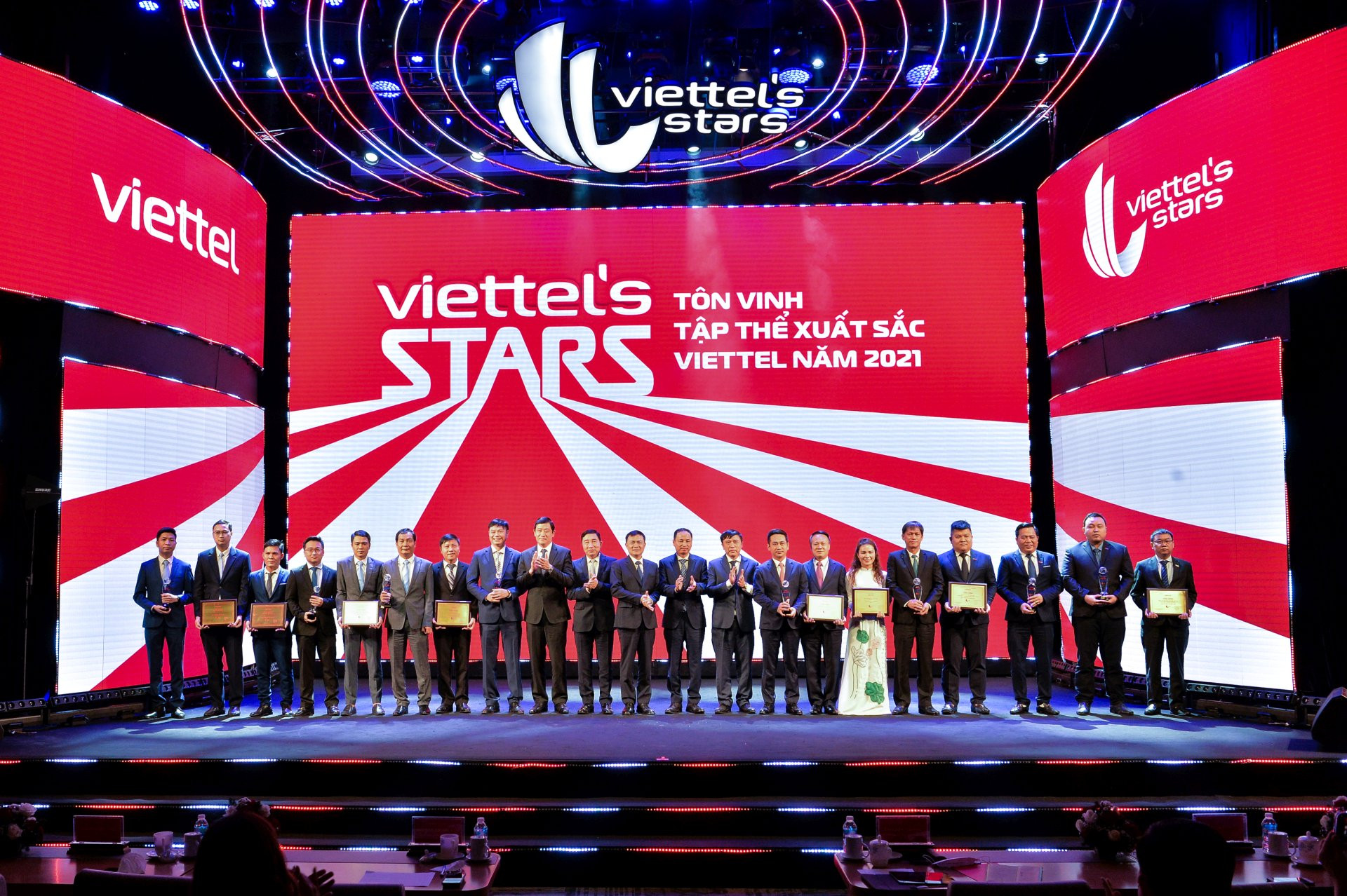 Ban Tổng giám đốc Tập đoàn Công nghiệp - Viễn thông Quân đội Viettel và 8 tập thể xuất sắc toàn cầu của Viettel 2021.