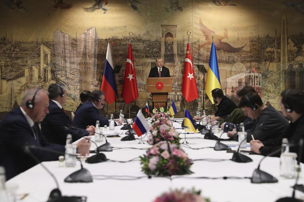 Bức ảnh do Thổ Nhĩ Kỳ cung cấp, Tổng thống Thổ Nhĩ Kỳ Recep Tayyip Erdogan, ở giữa, phát biểu chào mừng phái đoàn Nga và Ukraine trước cuộc hội đàm của tại Istanbul, Thổ Nhĩ Kỳ. Ảnh: AP.