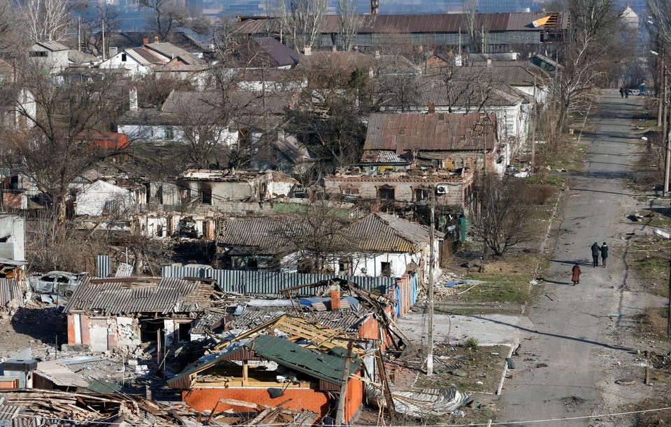 Các ngôi nhà bị hư hại tại thành phố cảng phía nam Mariupol, Ukraine. Ảnh: Reuters.