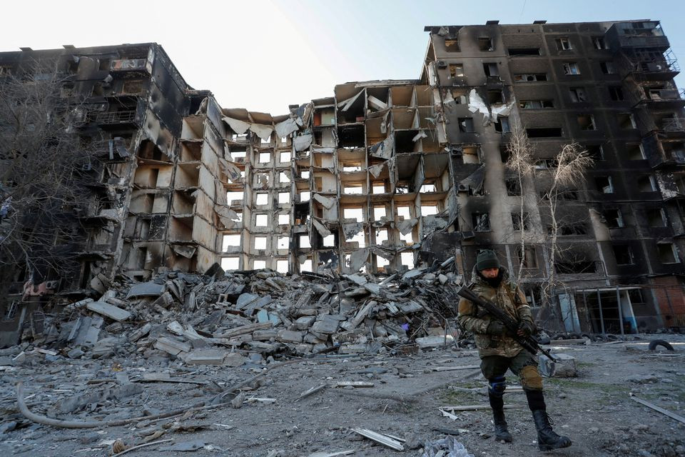Tòa chung cư bị hư hại tại thành phố cảng phía nam Mariupol, Ukraine. Ảnh: Reuters.