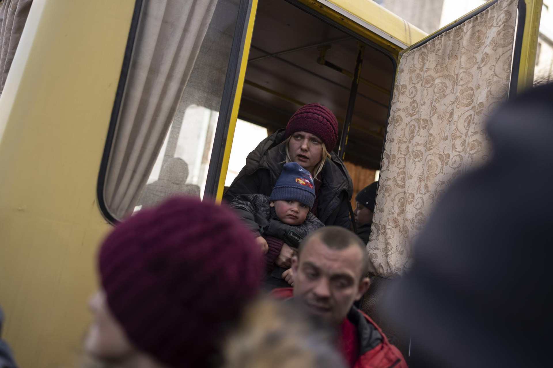 Người dân chạy trốn khỏi cuộc xung đột ở Ukraine. Ảnh: AP.