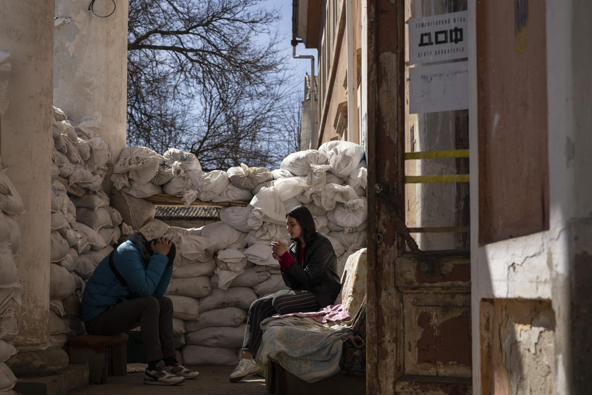 Tình nguyện viên cạnh những bao cát được sử dụng để bảo vệ tại một trung tâm tình nguyện ở Mykolaiv, miền nam Ukraine. Ảnh: AP.