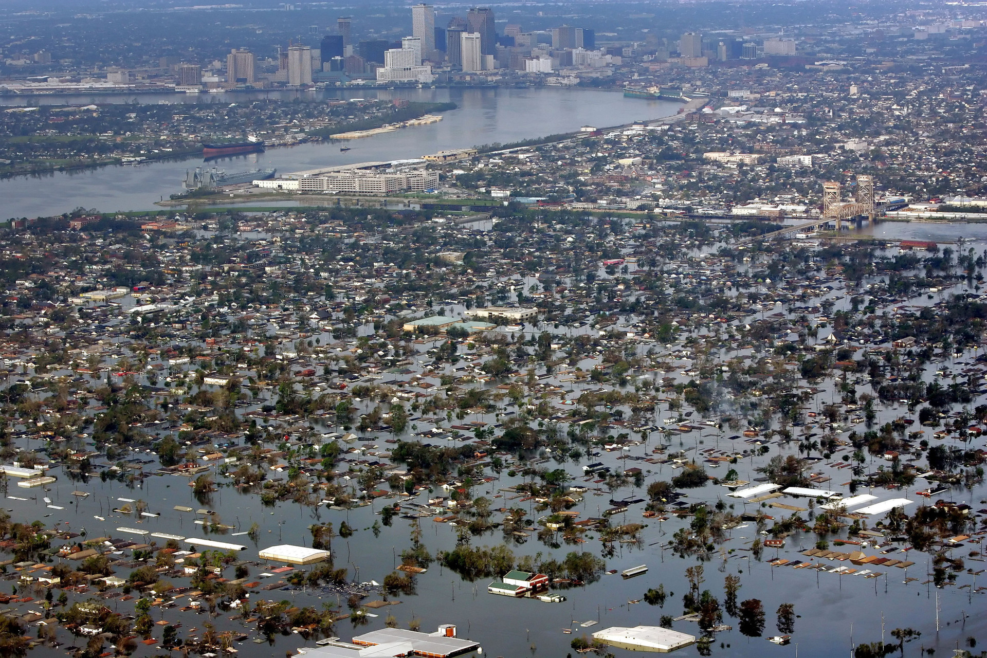 Siêu bão Katrina nhấn chìm nước Mỹ năm 2005. Ảnh: WBUR.