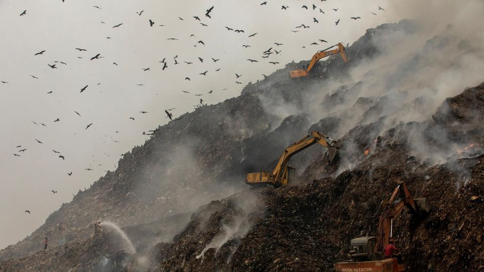 Bãi rác Ghazipur đang bốc cháy ở Delhi, Ấn Độ. Ảnh: Hindu Times.