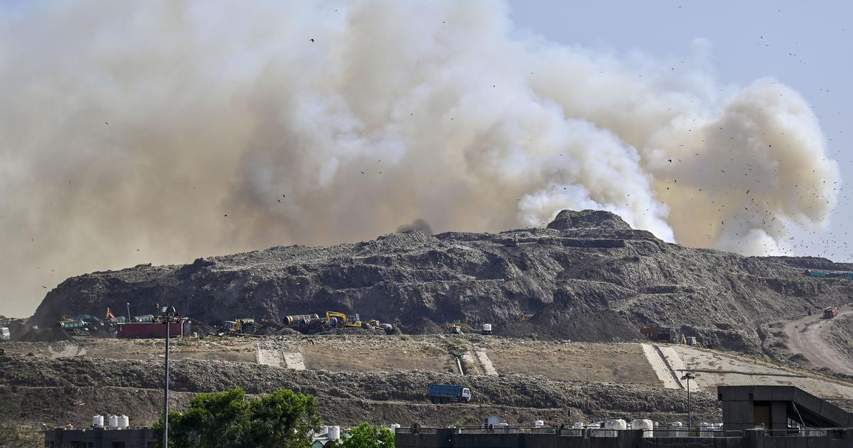 Đám khói dày đặc bay thẳng lên bầu trời từ bãi rác Ghazipur, Delhi, Ấn Độ. Ảnh: Scroll.in.