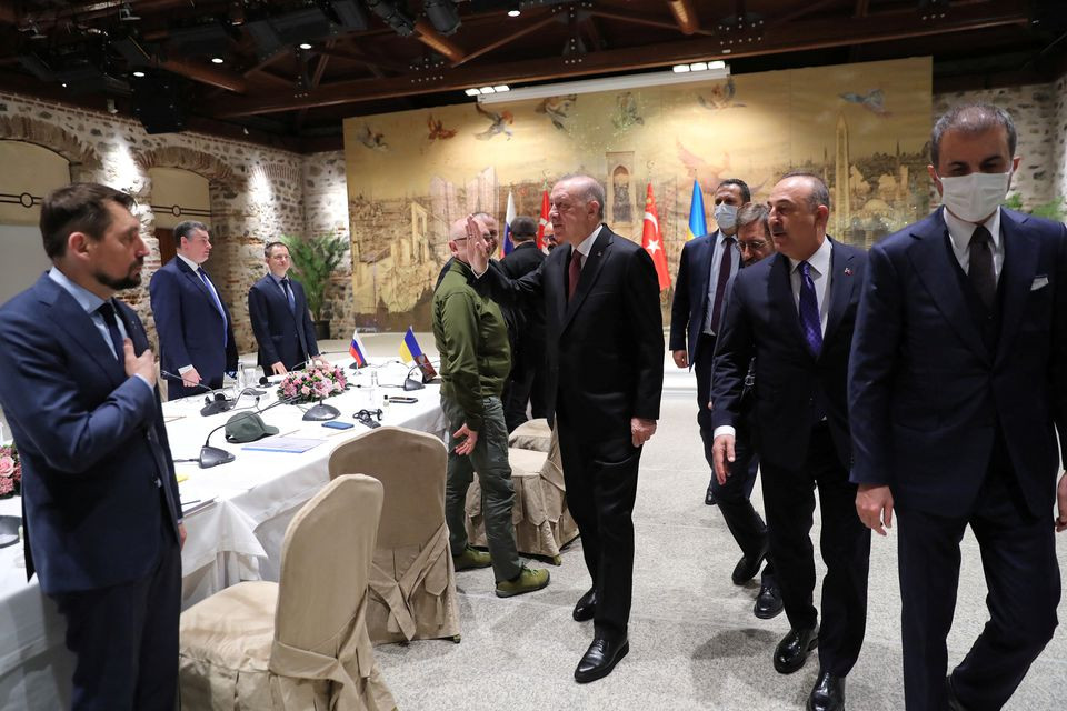 Tổng thống Thổ Nhĩ Kỳ chào đón hai phái đoàn Nga và Ukraine. Ảnh: Reuters.