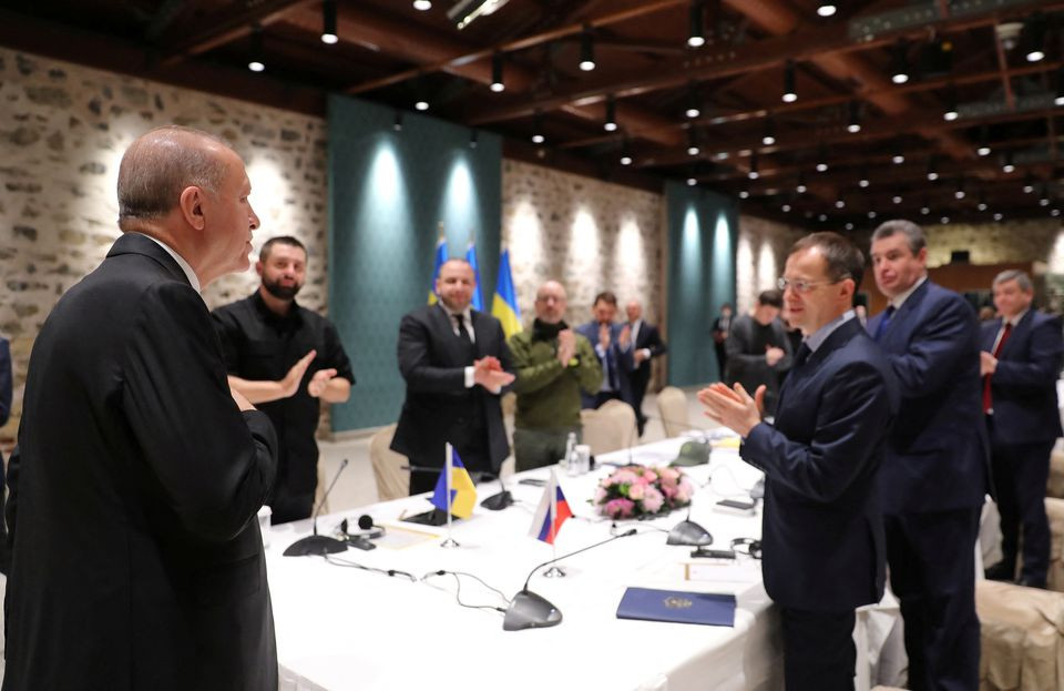 Tổng thống Thổ Nhĩ Kỳ chào đón hai phái đoàn Nga và Ukraine. Ảnh: Reuters.