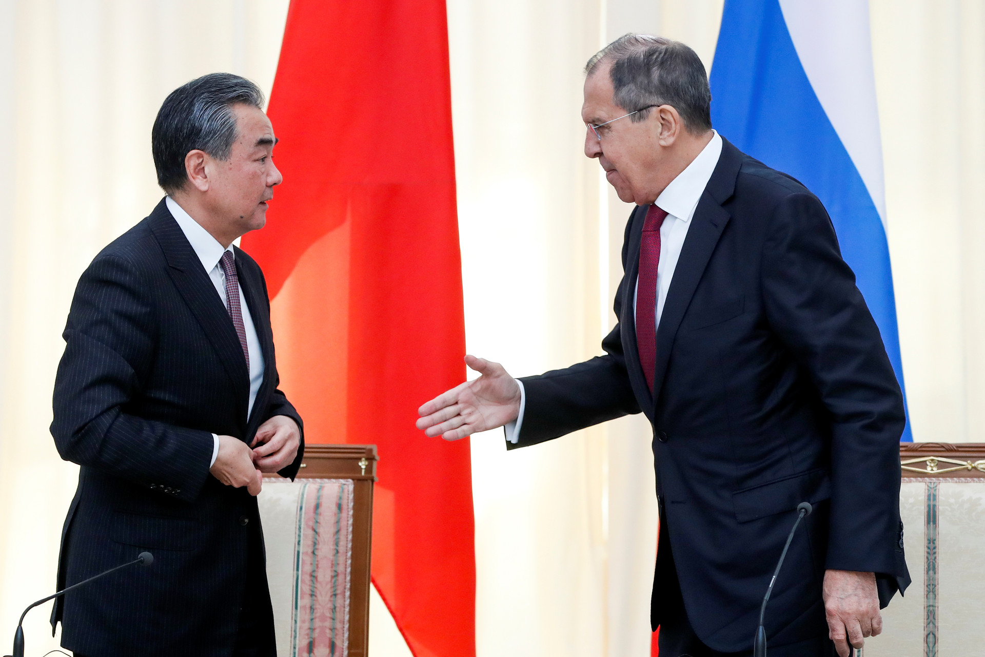 Ngoại trưởng Nga Sergey Lavrov và người đồng cấp Trung Quốc Vương Nghị. Ảnh: Reuters.