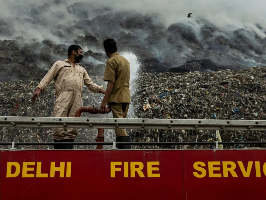 Lính cứu hỏa thuộc Cơ quan Cứu hỏa Delhi (DFS) đang dập tắt đám cháy. Ảnh: Quartz.