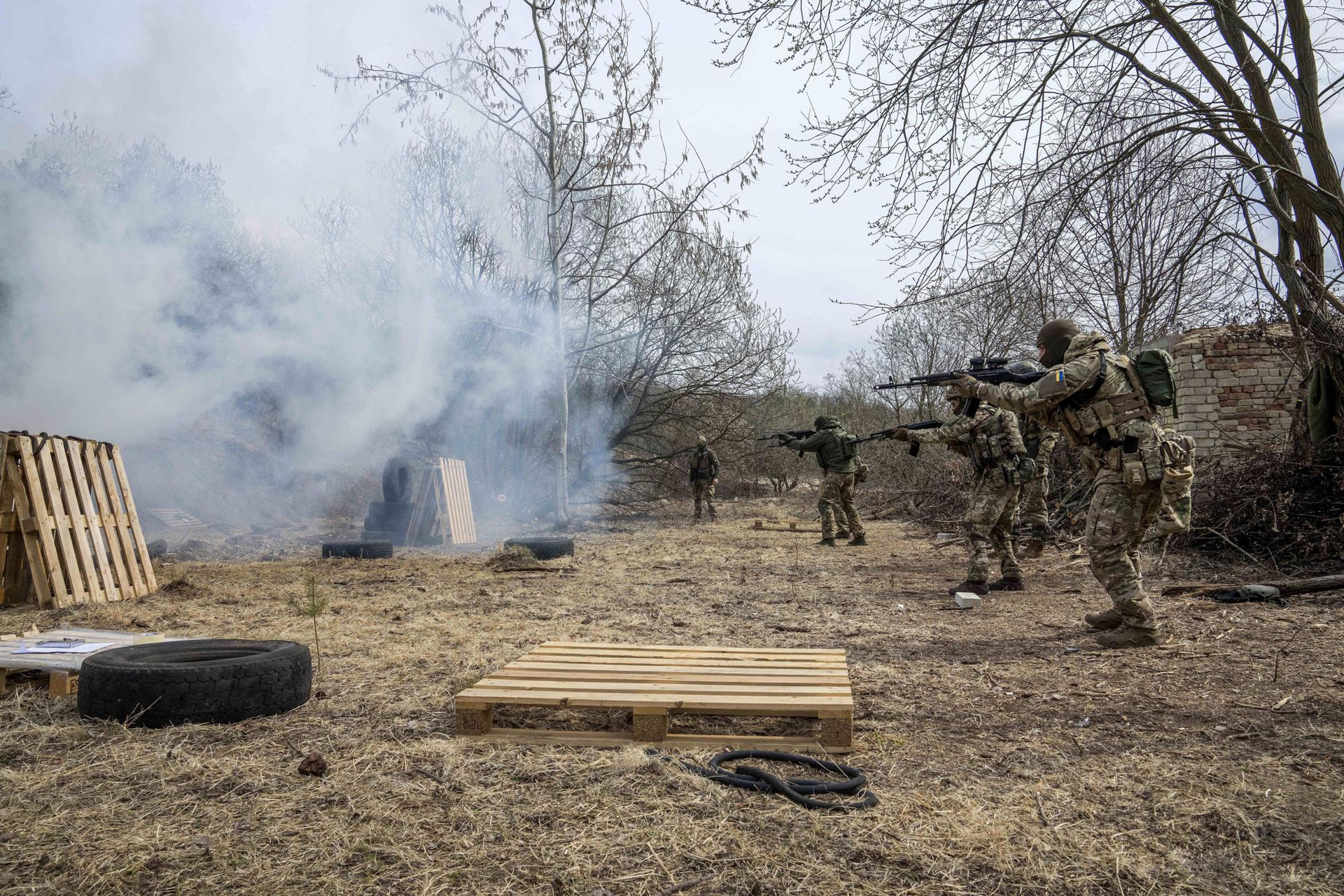Quân nhân Ukraine trong một cuộc tập trận tại một địa điểm không được tiết lộ, gần Lviv, miền Tây Ukraine. Ảnh: AP.