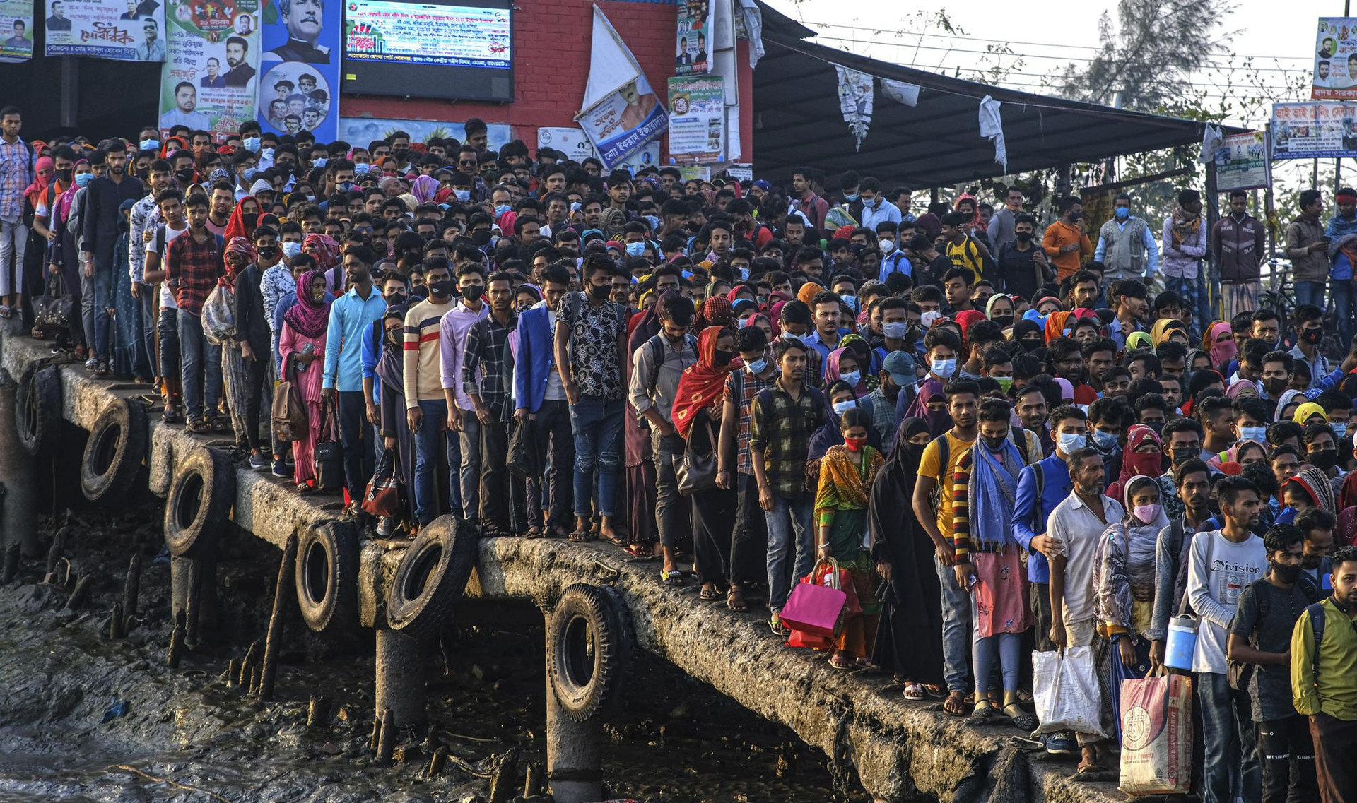 Công nhân tập trung tại một bến thuyền chờ qua sông Mongla, ở thị trấn Mongla, Bangladesh vào buổi sáng. Ảnh: AP.