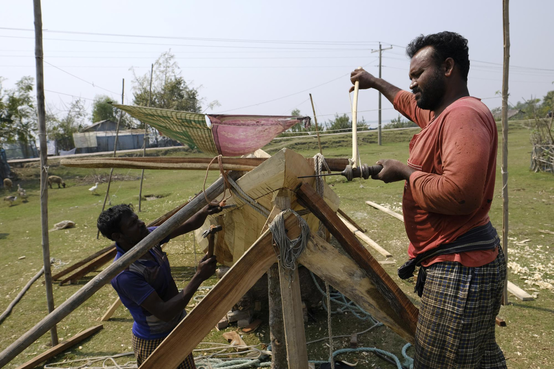 Những người thợ thủ công đóng thuyền đánh cá tại Chila Bazar, ở Mongla, Bangladesh. Ảnh: AP.