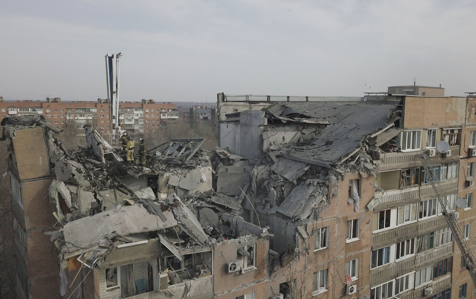 Một tòa nhà dân cư bị hư hại ở thành phố Donetsk, Ukraine. Ảnh: Reuters.