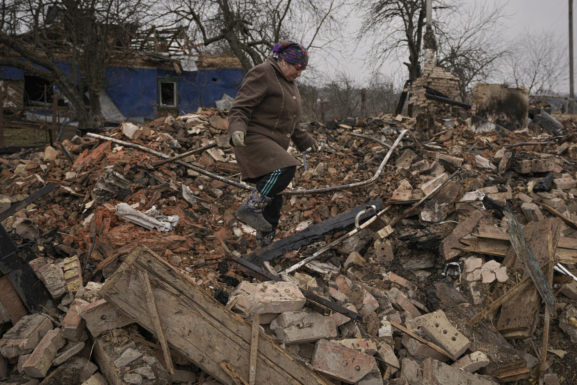 Đống đổ nát ở làng Yasnohorodka, ngoại ô thủ đô Kiev, Ukraine. Ảnh: AP.