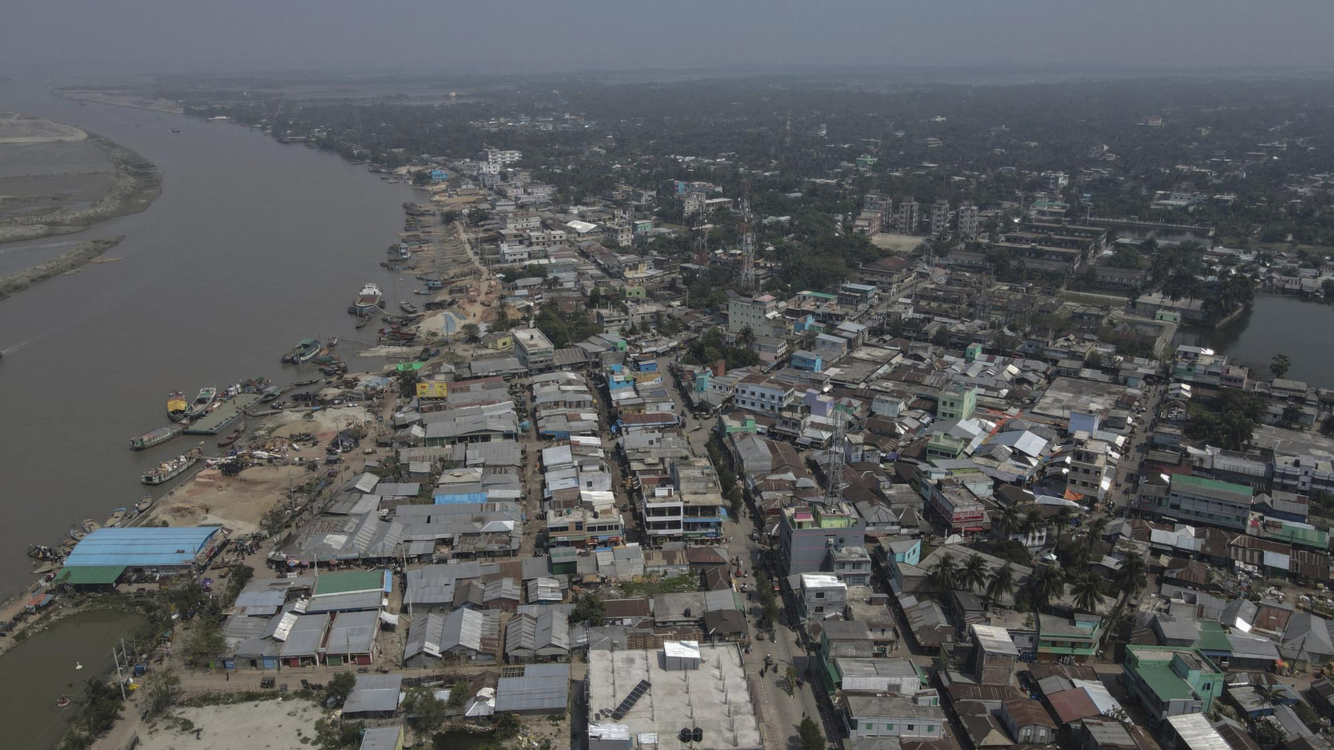 Bức ảnh nhìn từ trên không cho thấy thị trấn Mongla, cảng biển lớn thứ hai của Bangladesh. Ảnh: AP.