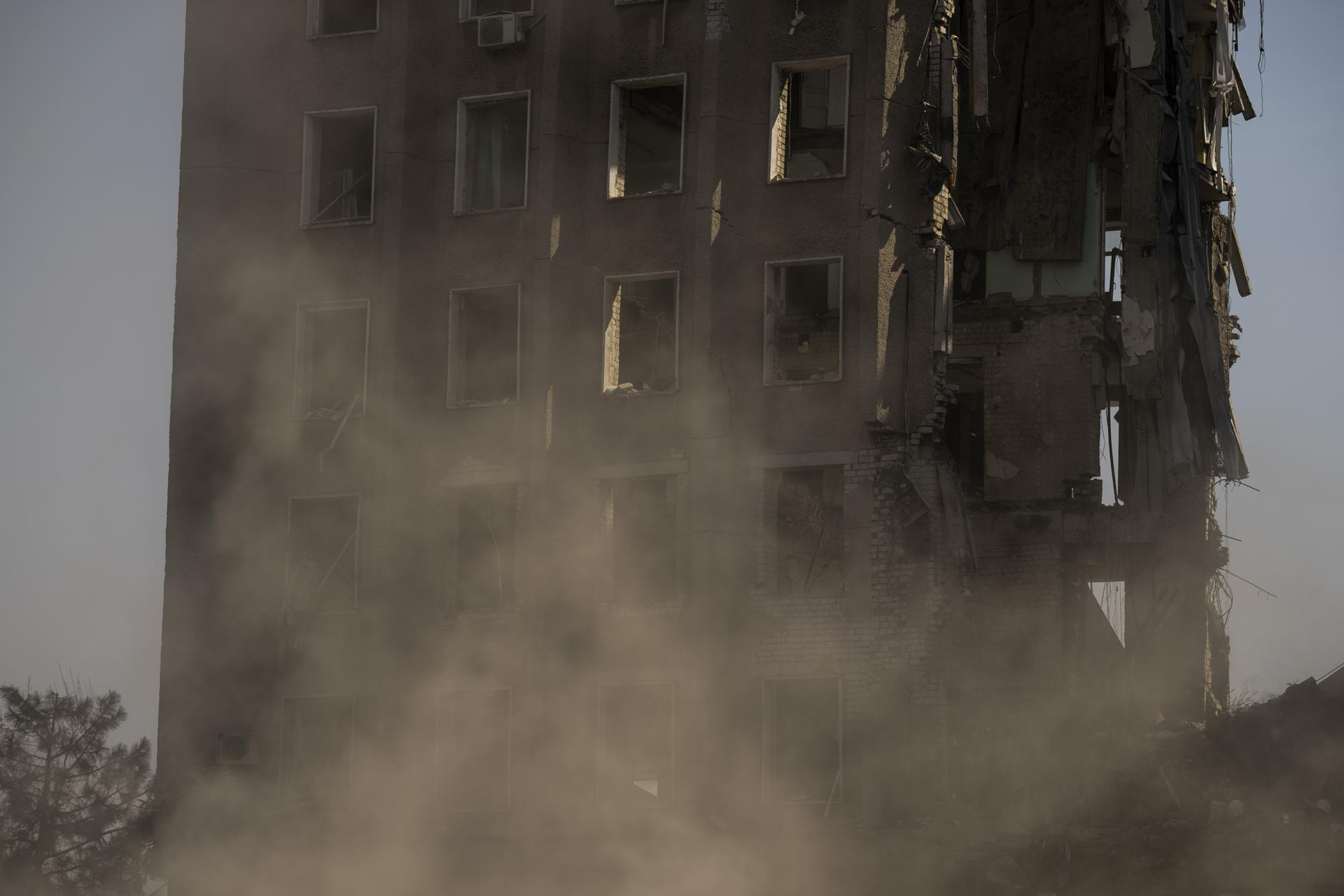 Khói bốc lên trước trụ sở chính quyền khu vực bị hư hại ở Mykolaiv, Ukraine. Ảnh: AP.