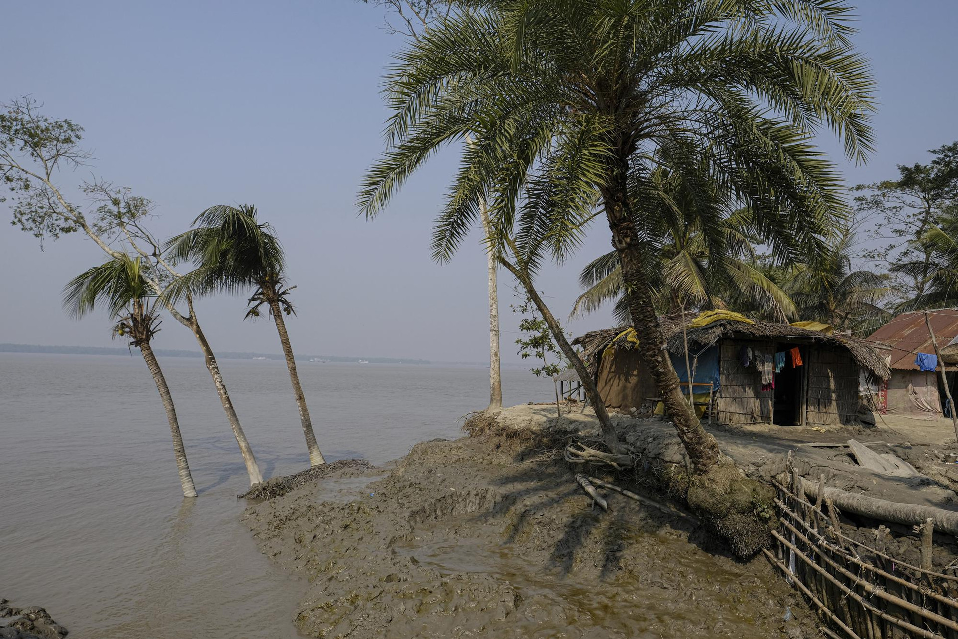 Những ngôi nhà và cây cối bị ngập trong dòng nước giữa cơn bão Amphan năm 2020 tại Mongla, Bangladesh. Ảnh: AP.