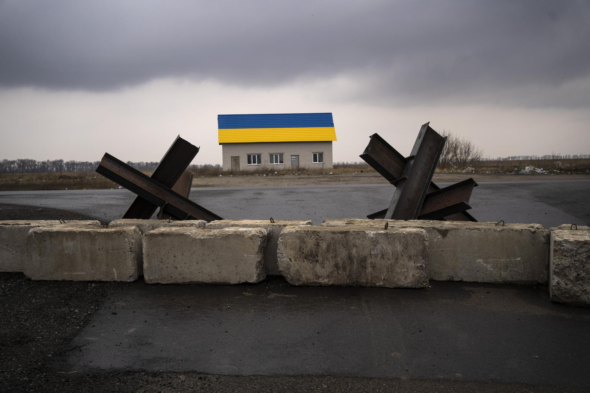 Các rào cản chống tăng gần làng Malaya Alexandrovka, ngoại ô thủ đô Kiev, Ukraine. Ảnh: AP.