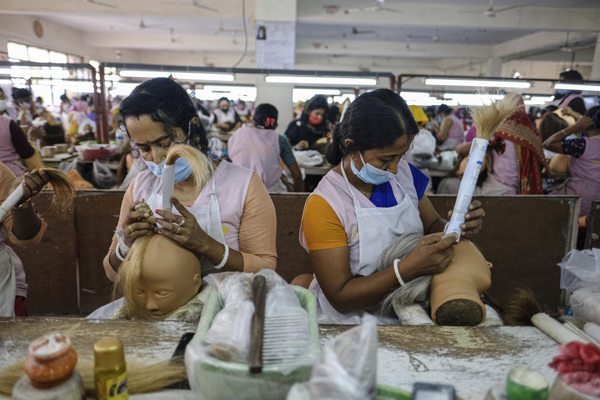 Công nhân làm việc tại một nhà máy bên trong khu chế xuất ở Mongla, Bangladesh. Ảnh: AP.