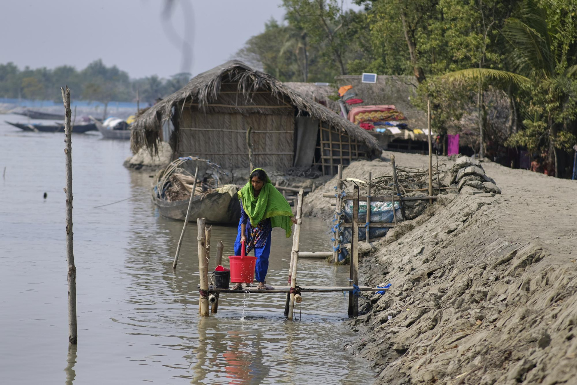 Reshma Begum, 28 tuổi, một người tị nạn khí hậu sống tại sông Pasur ở Mongla, Bangladesh. Ảnh: AP.