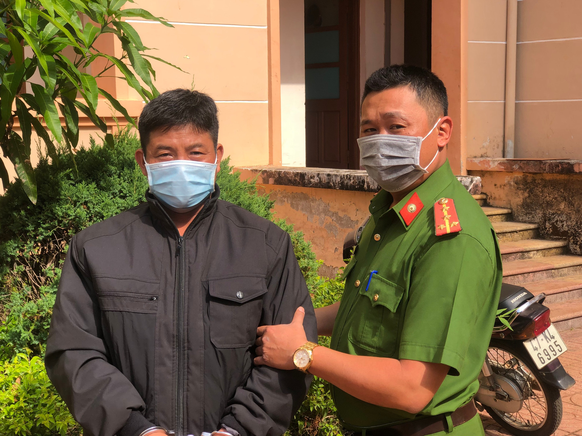 Đối tượng, Trần Văn Quân bị lực lượng Công an Đắk Nông bắt giữ khi đang lẩn trốn trên địa bàn thành phố Gia Nghĩa.  