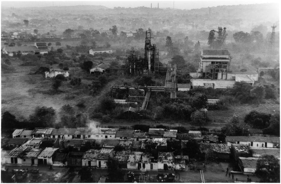 Khung cảnh tại nhà máy sản xuất thuốc trừ sâu ở Bhopal năm 2002. Ảnh: CNN.