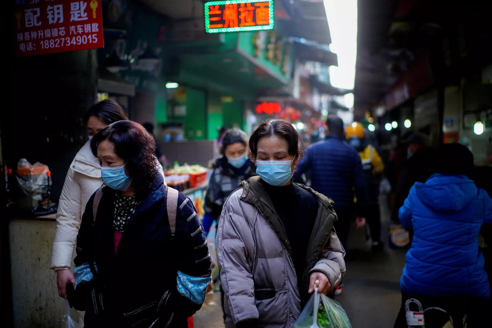 Người dân mua sắm tại chợ Vũ Hán, Trung Quốc. Ảnh: The Economic Times.