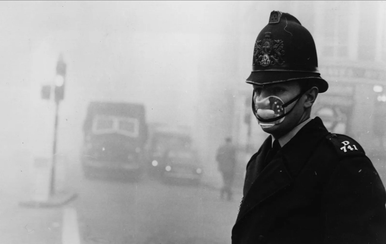 Bầu trời London giữa thảm họa ‘Màn sương khói khổng lồ’ năm 1952. Ảnh: AP.