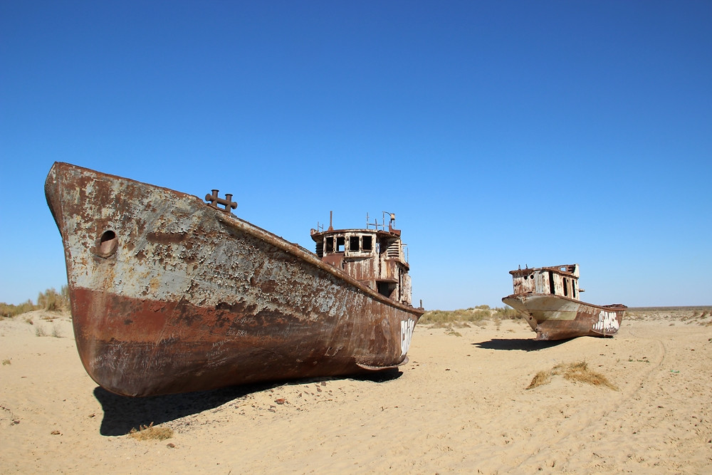 Aral giờ đây chỉ còn lại một vùng đất khô hạn. Ảnh: Travel.