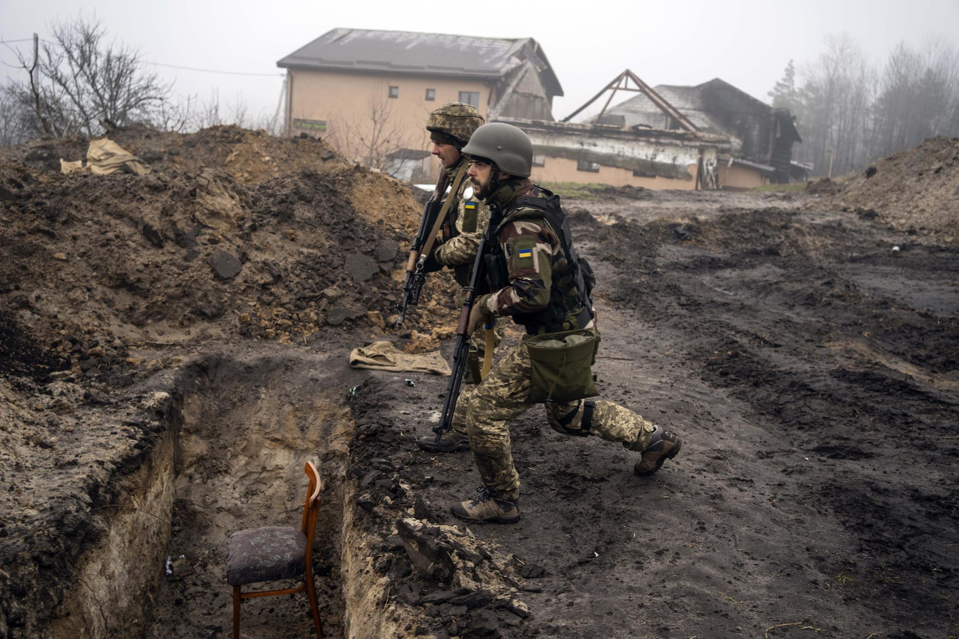 Các binh sĩ Ukraine tại một chiến hào ở ngoại ô thủ đô Kiev, Ukraine. Ảnh: AP.