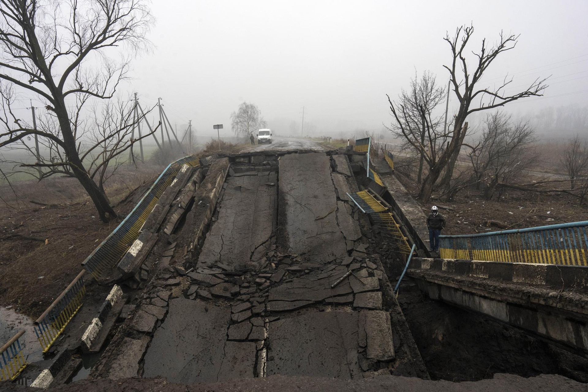 Một cây cầu bị phá hủy ở ngoại ô thủ đô Kyiv, Ukraine. Ảnh: AP.