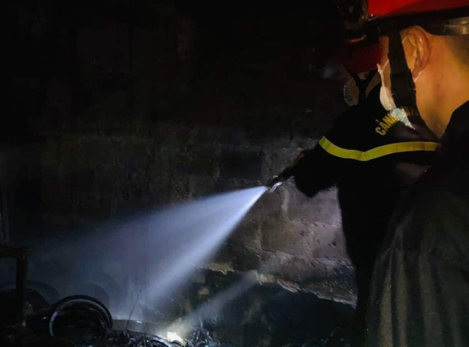 Lực lượng chức năng vừa triển khai công tác chữa cháy, dập tắt ngọn lửa tại một nhà kho ở trên địa bàn thị trấn Cửa Việt (Ảnh: Phòng Cảnh sát PCCC và CNCH Công an tỉnh Quảng Trị).