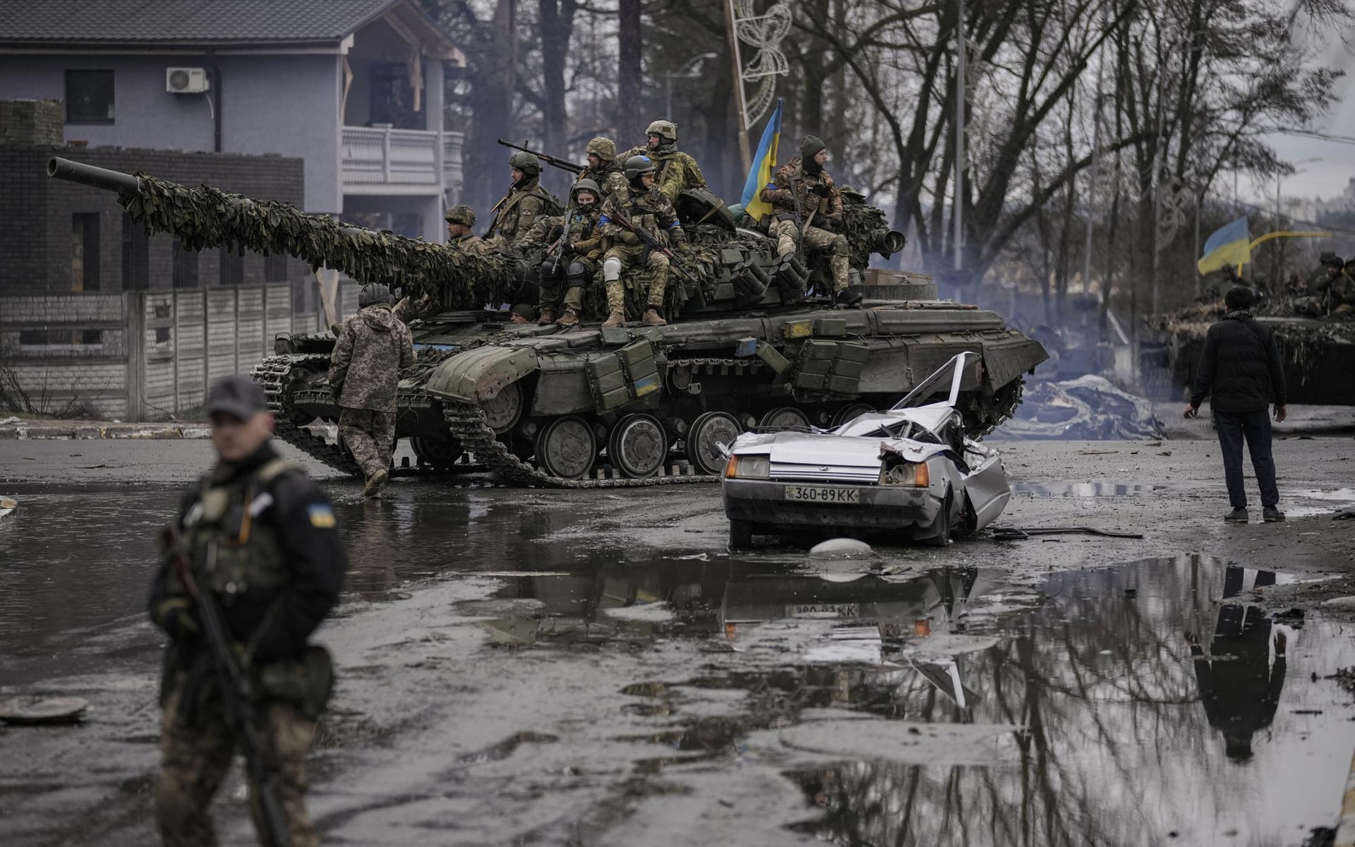 Binh sĩ Ukraine trên một chiếc xe tăng ở ngoại ô thủ đô Kiev, Ukraine. Ảnh: AP.