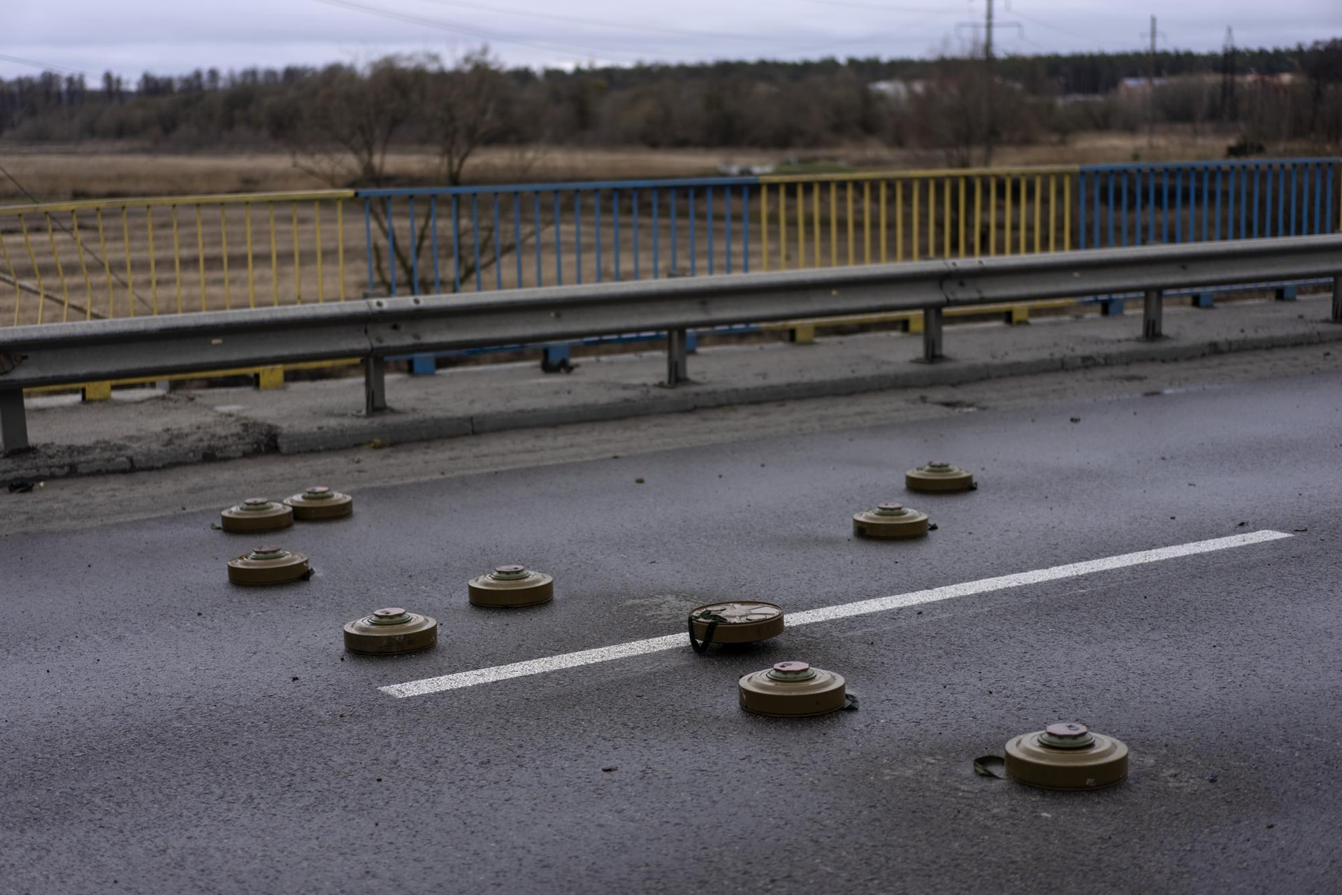 Mìn chống tăng được rải trên một cây cầu ở Bucha, ngoại ô Kiev, Ukraine. Ảnh: AP.