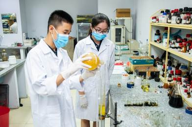 Chỉ trong ba năm tại Trung tâm GATE, Tử Minh (trái) đã tham gia vào ba nghiên cứu khoa học lớn.