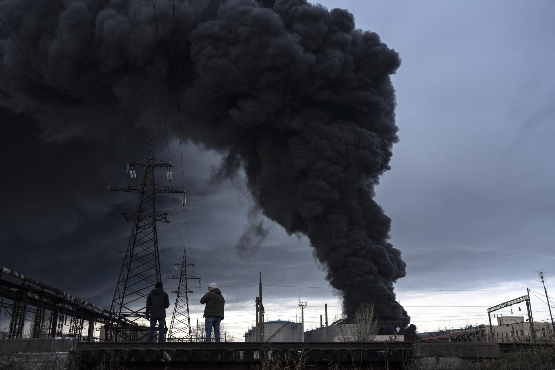 Đám khói đen bốc lên bầu trời ở Odesa, Ukraine. Ảnh: AP.