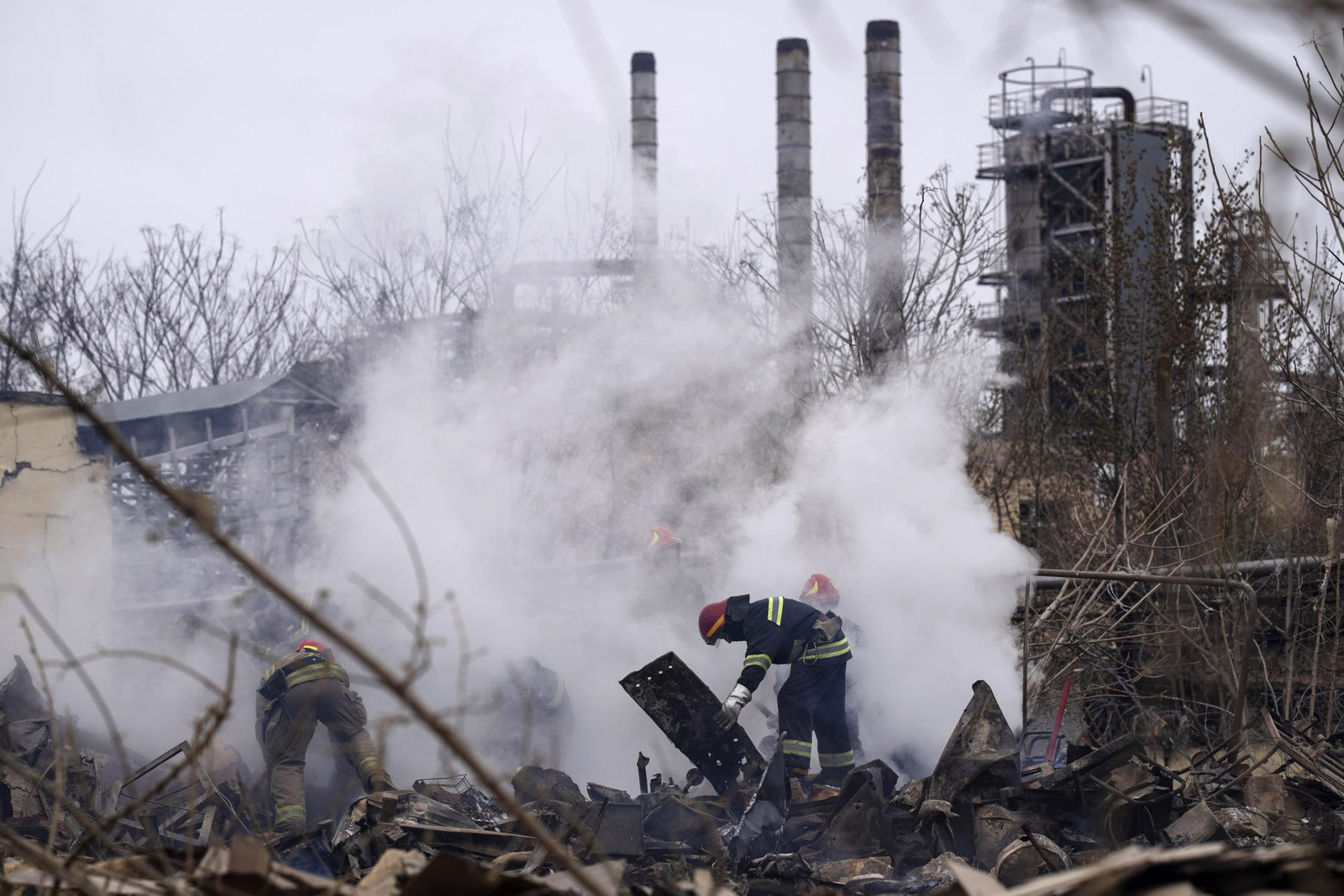 Lực lượng cứu hỏa Ukraine tại hiện trường một tòa nhà bị phá hủy ở Odesa, Ukraine. Ảnh: AP.